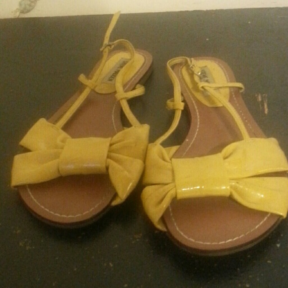 Steve Madden Shoes - Sz 8 Steve Madden Yellow Bowtie Sandals